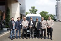 Kapolda Banten Irjen Pol. Hengki (ketiga dari kiri) berfoto bersama perwakilan PT Bank Rakyat Indonesia (Persero), Wakapolda Banten Brigjen Pol. Dr. Hendra Wirawan, dan Karo Logistik Polda Banten Kombes Pol. Jeffry, usai penyerahan hibah kendaraan dinas Hiace untuk mendukung operasional pelayanan kepolisian kepada masyarakat.