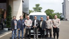 Kapolda Banten Irjen Pol. Hengki (ketiga dari kiri) berfoto bersama perwakilan PT Bank Rakyat Indonesia (Persero), Wakapolda Banten Brigjen Pol. Dr. Hendra Wirawan, dan Karo Logistik Polda Banten Kombes Pol. Jeffry, usai penyerahan hibah kendaraan dinas Hiace untuk mendukung operasional pelayanan kepolisian kepada masyarakat.
