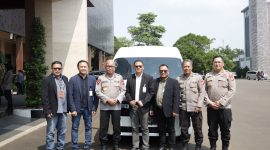 Kapolda Banten Irjen Pol. Hengki (ketiga dari kiri) berfoto bersama perwakilan PT Bank Rakyat Indonesia (Persero), Wakapolda Banten Brigjen Pol. Dr. Hendra Wirawan, dan Karo Logistik Polda Banten Kombes Pol. Jeffry, usai penyerahan hibah kendaraan dinas Hiace untuk mendukung operasional pelayanan kepolisian kepada masyarakat.