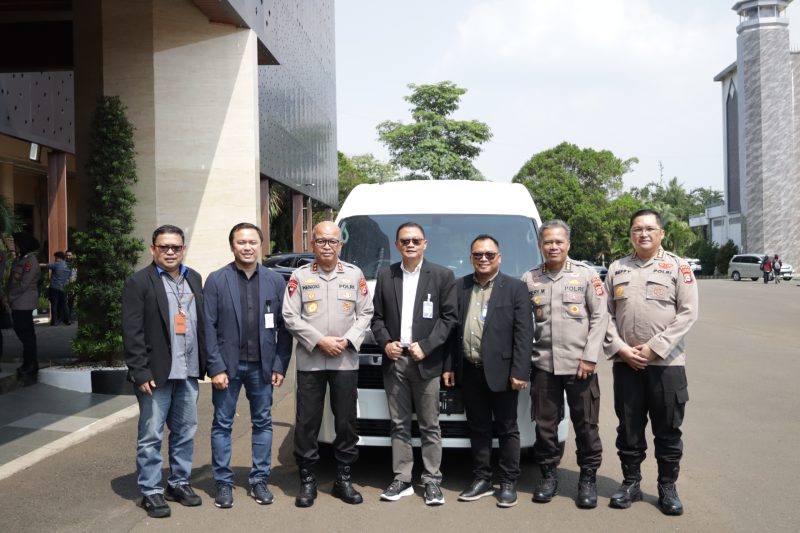 Kapolda Banten Irjen Pol. Hengki (ketiga dari kiri) berfoto bersama perwakilan PT Bank Rakyat Indonesia (Persero), Wakapolda Banten Brigjen Pol. Dr. Hendra Wirawan, dan Karo Logistik Polda Banten Kombes Pol. Jeffry, usai penyerahan hibah kendaraan dinas Hiace untuk mendukung operasional pelayanan kepolisian kepada masyarakat.