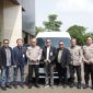 Kapolda Banten Irjen Pol. Hengki (ketiga dari kiri) berfoto bersama perwakilan PT Bank Rakyat Indonesia (Persero), Wakapolda Banten Brigjen Pol. Dr. Hendra Wirawan, dan Karo Logistik Polda Banten Kombes Pol. Jeffry, usai penyerahan hibah kendaraan dinas Hiace untuk mendukung operasional pelayanan kepolisian kepada masyarakat.