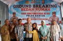 Kapolda Banten Irjen Pol. Hengki berfoto bersama Mohamad Sidik beserta keluarga usai pelaksanaan kegiatan ground breaking program bedah rumah dalam rangka Hari Bhayangkara ke-80 Tahun 2026 di Kota Serang.