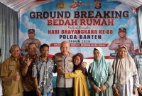 Kapolda Banten Irjen Pol. Hengki berfoto bersama Mohamad Sidik beserta keluarga usai pelaksanaan kegiatan ground breaking program bedah rumah dalam rangka Hari Bhayangkara ke-80 Tahun 2026 di Kota Serang.