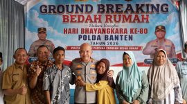 Kapolda Banten Irjen Pol. Hengki berfoto bersama Mohamad Sidik beserta keluarga usai pelaksanaan kegiatan ground breaking program bedah rumah dalam rangka Hari Bhayangkara ke-80 Tahun 2026 di Kota Serang.