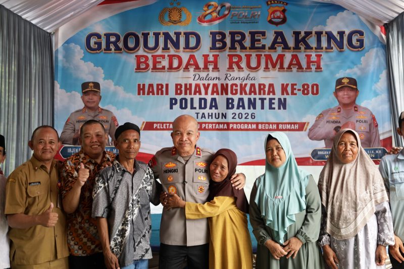 Kapolda Banten Irjen Pol. Hengki berfoto bersama Mohamad Sidik beserta keluarga usai pelaksanaan kegiatan ground breaking program bedah rumah dalam rangka Hari Bhayangkara ke-80 Tahun 2026 di Kota Serang.