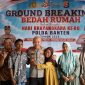 Kapolda Banten Irjen Pol. Hengki berfoto bersama Mohamad Sidik beserta keluarga usai pelaksanaan kegiatan ground breaking program bedah rumah dalam rangka Hari Bhayangkara ke-80 Tahun 2026 di Kota Serang.