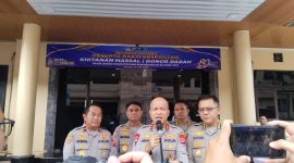 Kapolda Banten Irjen Pol. Hengki didampingi Wakapolda Banten Brigjen Pol. Hendra Wirawan memberikan keterangan kepada awak media terkait pelaksanaan bakti kesehatan dalam rangka Hari Bhayangkara ke-80 Tahun 2026 di Mapolda Banten.