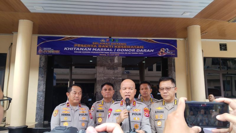 Kapolda Banten Irjen Pol. Hengki didampingi Wakapolda Banten Brigjen Pol. Hendra Wirawan memberikan keterangan kepada awak media terkait pelaksanaan bakti kesehatan dalam rangka Hari Bhayangkara ke-80 Tahun 2026 di Mapolda Banten.