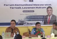 Asisten 2 Setda Ngada, Nicolaus Noywuli (kiri) ketika menjadi Narasumber dalam Forum Komunikasi Masyarakat terkait Layanan Hukum Badan Usaha. (Foto: Elfrat Fran Dhena)