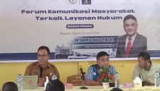 Asisten 2 Setda Ngada, Nicolaus Noywuli (kiri) ketika menjadi Narasumber dalam Forum Komunikasi Masyarakat terkait Layanan Hukum Badan Usaha. (Foto: Elfrat Fran Dhena)