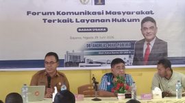 Asisten 2 Setda Ngada, Nicolaus Noywuli (kiri) ketika menjadi Narasumber dalam Forum Komunikasi Masyarakat terkait Layanan Hukum Badan Usaha. (Foto: Elfrat Fran Dhena)
