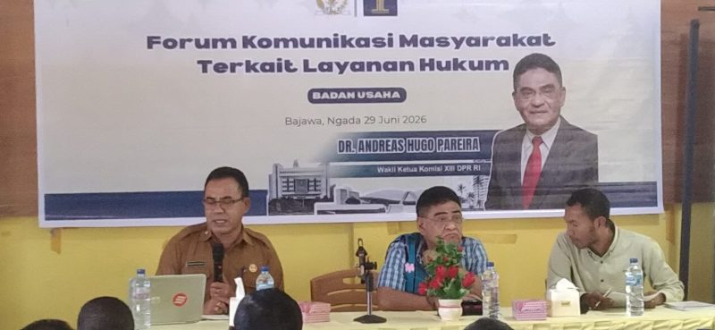 Asisten 2 Setda Ngada, Nicolaus Noywuli (kiri) ketika menjadi Narasumber dalam Forum Komunikasi Masyarakat terkait Layanan Hukum Badan Usaha. (Foto: Elfrat Fran Dhena)