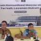 Asisten 2 Setda Ngada, Nicolaus Noywuli (kiri) ketika menjadi Narasumber dalam Forum Komunikasi Masyarakat terkait Layanan Hukum Badan Usaha. (Foto: Elfrat Fran Dhena)