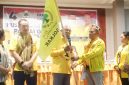Keterangan Foto: Penyerahan Panji Partai Golkar Oleh Pimpinan Sidang Laurensius Leba Tukan kepada Ketua DPD II Golkar Ngada periode 2026-2031, Andreas Paru. (Foto: Elfrat Frans Dhena).