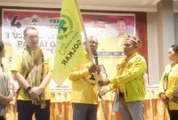Keterangan Foto: Penyerahan Panji Partai Golkar Oleh Pimpinan Sidang Laurensius Leba Tukan kepada Ketua DPD II Golkar Ngada periode 2026-2031, Andreas Paru. (Foto: Elfrat Frans Dhena).