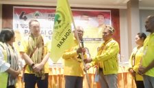 Keterangan Foto: Penyerahan Panji Partai Golkar Oleh Pimpinan Sidang Laurensius Leba Tukan kepada Ketua DPD II Golkar Ngada periode 2026-2031, Andreas Paru. (Foto: Elfrat Frans Dhena).