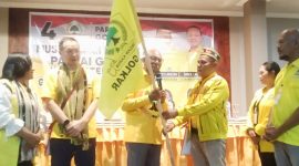 Keterangan Foto: Penyerahan Panji Partai Golkar Oleh Pimpinan Sidang Laurensius Leba Tukan kepada Ketua DPD II Golkar Ngada periode 2026-2031, Andreas Paru. (Foto: Elfrat Frans Dhena).
