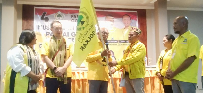 Keterangan Foto: Penyerahan Panji Partai Golkar Oleh Pimpinan Sidang Laurensius Leba Tukan kepada Ketua DPD II Golkar Ngada periode 2026-2031, Andreas Paru. (Foto: Elfrat Frans Dhena).