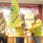 Keterangan Foto: Penyerahan Panji Partai Golkar Oleh Pimpinan Sidang Laurensius Leba Tukan kepada Ketua DPD II Golkar Ngada periode 2026-2031, Andreas Paru. (Foto: Elfrat Frans Dhena).