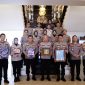 Poto Bersama:

 Kapolda Banten Irjen Pol Hengki bersama Jajaran