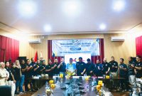 Ketua Pengcab KODRAT Kota Tangerang, Andia S Rahman, S.STP., M.Si., berfoto bersama Ketua Pelaksana Ronald Berty, Wakil Ketua KONI Kota Tangerang, Perwakilan camat Larangan, Guru Santoso, Guru Kuatmin, Para Pelatih, Ketua Satlat, Senior Tarung Derajat, serta seluruh peserta usai Musyawarah Cabang (Muscab) KODRAT Kota Tangerang di Aula Damkar Kota Tangerang, Minggu (12/7/2026).