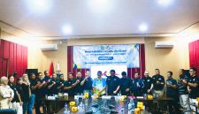 Ketua Pengcab KODRAT Kota Tangerang, Andia Suherlandia Rahman, S.STP., M.Si., berfoto bersama Ketua Pelaksana Ronald Berty, Wakil Ketua KONI Kota Tangerang, Guru Santoso, Guru Kuatmin, para pelatih, Ketua Satlat, senior Tarung Derajat, serta seluruh peserta usai Musyawarah Cabang (Muscab) KODRAT Kota Tangerang di Aula Damkar Kota Tangerang, Minggu (12/7/2026).