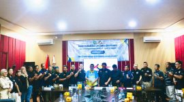 Ketua Terpilih Pengcab KODRAT Kota Tangerang, Andia S Rahman, S.STP., M.Si., berfoto bersama Ketua Pelaksana Ronald Berty, Wakil Ketua KONI Kota Tangerang, Perwakilan camat Larangan, Guru Santoso, Guru Kuatmin, Para Pelatih, Ketua Satlat, Senior Tarung Derajat, serta seluruh peserta usai Musyawarah Cabang (Muscab) KODRAT Kota Tangerang di BPBD Kota Tangerang, Minggu (12/7/2026).