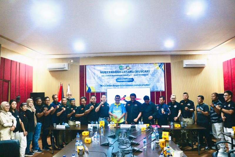 Ketua Pengcab KODRAT Kota Tangerang, Andia Suherlandia Rahman, S.STP., M.Si., berfoto bersama Ketua Pelaksana Ronald Berty, Wakil Ketua KONI Kota Tangerang, Perwakilan camat Larangan, Guru Santoso, Guru Kuatmin, Para Pelatih, Ketua Satlat, Senior Tarung Derajat, serta seluruh peserta usai Musyawarah Cabang (Muscab) KODRAT Kota Tangerang di Aula Damkar Kota Tangerang, Minggu (12/7/2026).