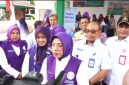 Camat Pasar Kemis H. Nurhanuddin (kanan, memakai kacamata) mendampingi Tim Penilai Posyandu 6 SPM Tingkat Provinsi Banten saat memberikan keterangan kepada awak media pada kegiatan penilaian Posyandu Mawar 3 di RW 17, Desa Sukamantri, Kecamatan Pasar Kemis, Kabupaten Tangerang.
