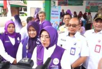 Camat Pasar Kemis H. Nurhanuddin (kanan, memakai kacamata) mendampingi Tim Penilai Posyandu 6 SPM Tingkat Provinsi Banten saat memberikan keterangan kepada awak media pada kegiatan penilaian Posyandu Mawar 3 di RW 17, Desa Sukamantri, Kecamatan Pasar Kemis, Kabupaten Tangerang.