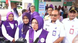 Camat Pasar Kemis H. Nurhanuddin (kanan, memakai kacamata) mendampingi Tim Penilai Posyandu 6 SPM Tingkat Provinsi Banten saat memberikan keterangan kepada awak media pada kegiatan penilaian Posyandu Mawar 3 di RW 17, Desa Sukamantri, Kecamatan Pasar Kemis, Kabupaten Tangerang.