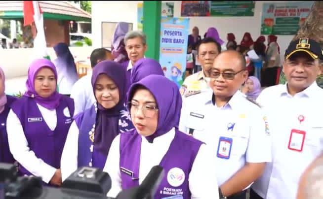 Camat Pasar Kemis H. Nurhanuddin (kanan, memakai kacamata) mendampingi Tim Penilai Posyandu 6 SPM Tingkat Provinsi Banten saat memberikan keterangan kepada awak media pada kegiatan penilaian Posyandu Mawar 3 di RW 17, Desa Sukamantri, Kecamatan Pasar Kemis, Kabupaten Tangerang.