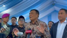 Menko Polkam Djamari Chaniago (tengah) memberikan keterangan kepada awak media usai menghadiri puncak peringatan Hari Anti Narkotika Internasional (HANI) 2026 di Balai Besar Rehabilitasi BNN Lido, Bogor.
