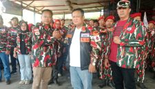 Penyerahan SK oleh Rudi Ongky G selaku Ketua Markas Daerah Provinsi Banten kepada Panji Kuswanto selaku Ketua Markas Cabang Kabupaten Lebak yang baru