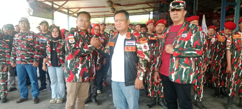 Penyerahan SK oleh Rudi Ongky G selaku Ketua Markas Daerah Provinsi Banten kepada Panji Kuswanto selaku Ketua Markas Cabang Kabupaten Lebak yang baru