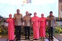 Kapolda Banten Irjen Pol. Hengki (tengah) berfoto bersama Wakapolda Banten Brigjen Pol. Iwan Saktiadi (kiri dari tengah) beserta jajaran Bhayangkari dan pejabat Polda Banten usai acara pisah sambut di Aula Serbaguna Polda Banten.
