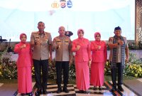 Kapolda Banten Irjen Pol. Hengki (tengah) berfoto bersama Wakapolda Banten Brigjen Pol. Iwan Saktiadi (kiri dari tengah) beserta jajaran Bhayangkari dan pejabat Polda Banten usai acara pisah sambut di Aula Serbaguna Polda Banten.