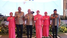 Kapolda Banten Irjen Pol. Hengki (tengah) berfoto bersama Wakapolda Banten Brigjen Pol. Iwan Saktiadi (kiri dari tengah) beserta jajaran Bhayangkari dan pejabat Polda Banten usai acara pisah sambut di Aula Serbaguna Polda Banten.