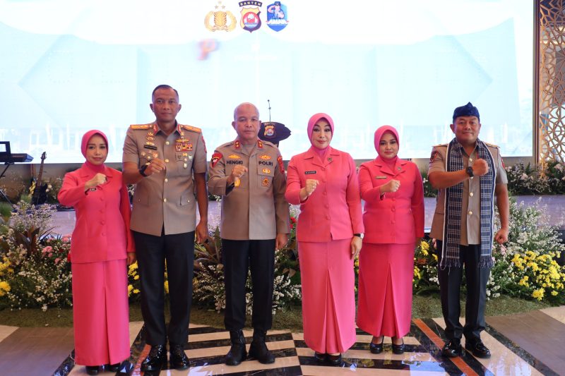 Kapolda Banten Irjen Pol. Hengki (tengah) berfoto bersama Wakapolda Banten Brigjen Pol. Iwan Saktiadi (kiri dari tengah) beserta jajaran Bhayangkari dan pejabat Polda Banten usai acara pisah sambut di Aula Serbaguna Polda Banten.