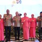 Kapolda Banten Irjen Pol. Hengki (tengah) berfoto bersama Wakapolda Banten Brigjen Pol. Iwan Saktiadi (kiri dari tengah) beserta jajaran Bhayangkari dan pejabat Polda Banten usai acara pisah sambut di Aula Serbaguna Polda Banten.
