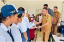 Bupati Ngada, Raymundus Bena ketika menyerahkan PIP Versi Daerah. (Foto; Istimewa)