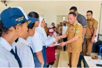 Bupati Ngada, Raymundus Bena ketika menyerahkan PIP Versi Daerah. (Foto; Istimewa)