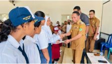 Bupati Ngada, Raymundus Bena ketika menyerahkan PIP Versi Daerah. (Foto; Istimewa)
