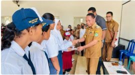 Bupati Ngada, Raymundus Bena ketika menyerahkan PIP Versi Daerah. (Foto; Istimewa)