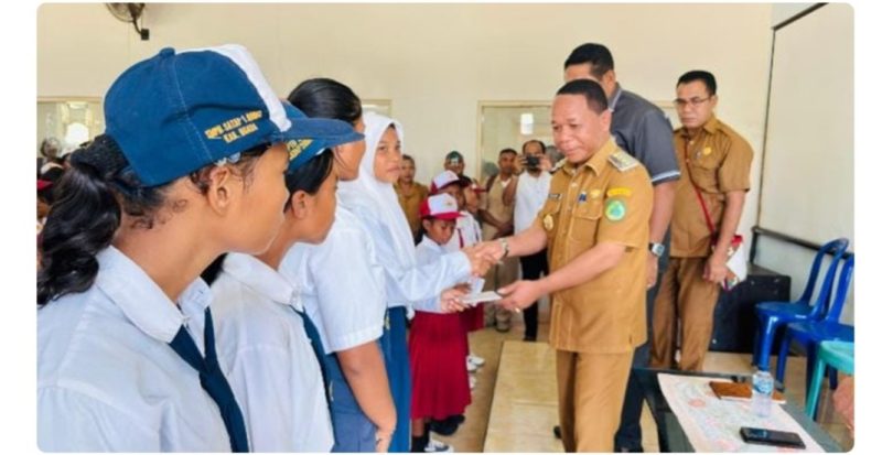 Bupati Ngada, Raymundus Bena ketika menyerahkan PIP Versi Daerah. (Foto; Istimewa)