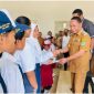 Bupati Ngada, Raymundus Bena ketika menyerahkan PIP Versi Daerah. (Foto; Istimewa)