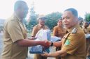 Bupati Ngada, Raymundus Bena ketika menyerahkan bantuan paket seragam sekolah program Murni Kasih. (Foto: Humas Prokopim Ngada).