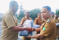 Bupati Ngada, Raymundus Bena ketika menyerahkan bantuan paket seragam sekolah program Murni Kasih. (Foto: Humas Prokopim Ngada).