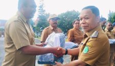 Bupati Ngada, Raymundus Bena ketika menyerahkan bantuan paket seragam sekolah program Murni Kasih. (Foto: Humas Prokopim Ngada).