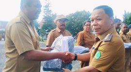 Bupati Ngada, Raymundus Bena ketika menyerahkan bantuan paket seragam sekolah program Murni Kasih. (Foto: Humas Prokopim Ngada).